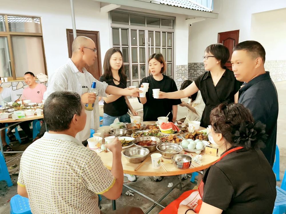 端午佳节即将来临之际 四川博水环保 主管团队 携节日礼品 ，向驻扎眉山工业园区污水处理厂项目驻地员工，送上深切的慰问和关怀